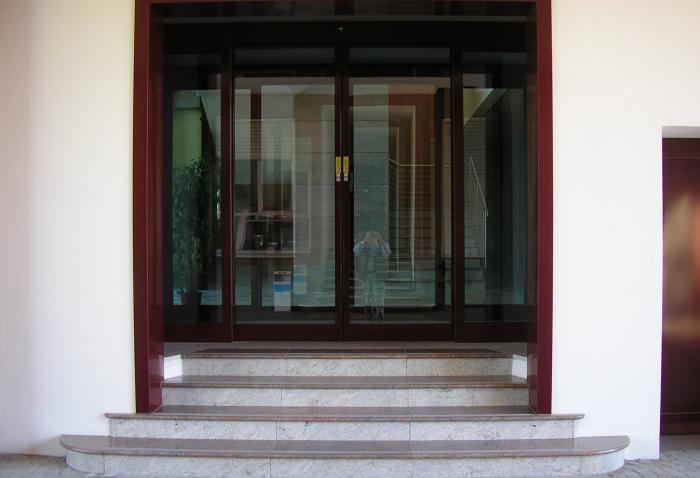 Ingresso Alluminio Porta con Automazione elettrica